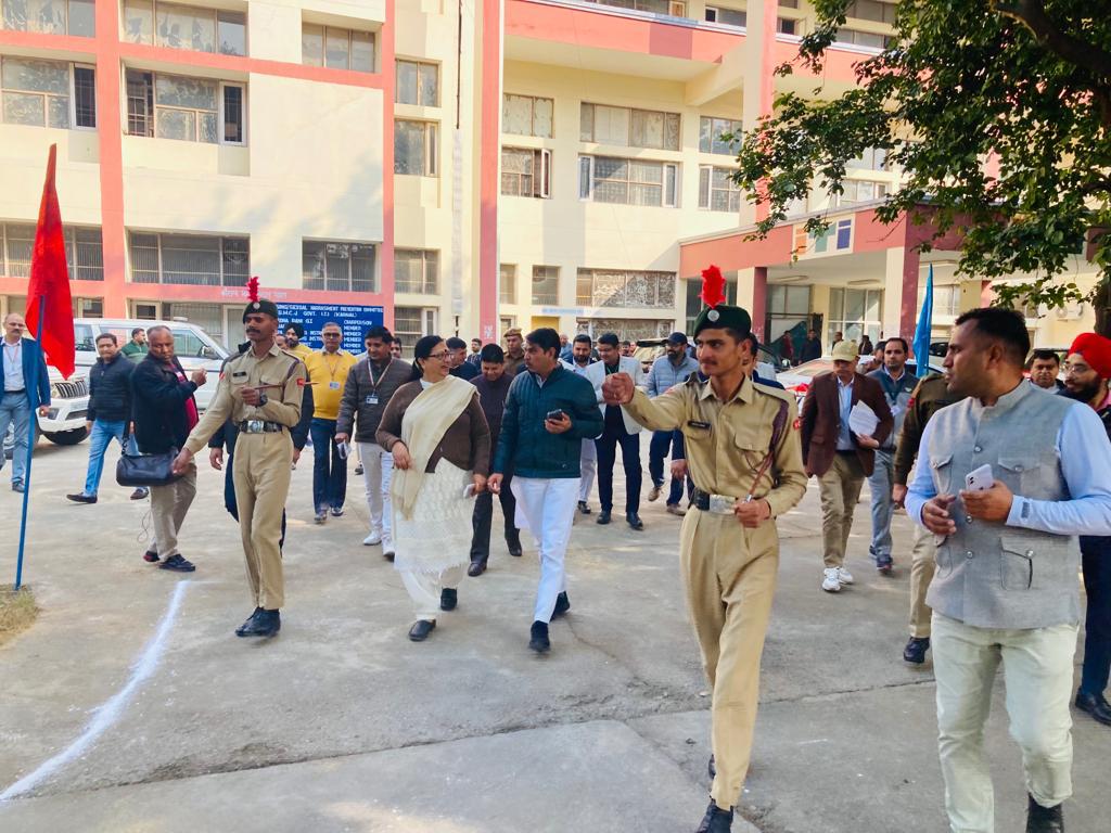 indurajnarwal's tweet photo. हरियाणा विधानसभा की शिक्षा,तकनीकी शिक्षा,मेडिकल शिक्षा एवं स्वास्थ्य सेवा कमेटी का सदस्य होने के नाते आज करनाल व असंध हलके में विभिन्न मेडिकल,शिक्षण संस्थानों और पीएससी का निरीक्षण किया।
इस मौके पर साथ में कमेटी की चेयरपर्सन विधायक सीमा त्रिखा जी सहित कई विधायक गण उपस्थित थे। https://t.co/pLnsktVN9k