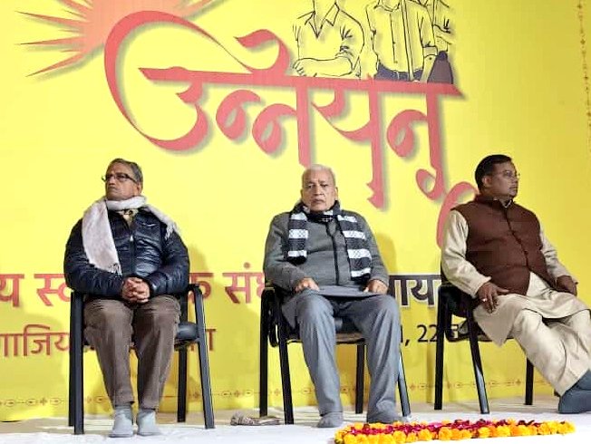 ShankhnaadRSS's tweet photo. राष्ट्रीय स्वयंसेवक संघ गाजियाबाद विभाग द्वारा आयोजित तीन दिवसीय शीत शिविर 'उन्नयन' आज 20 Jan से प्रारंभ होकर 22 Jan तक चलेगा, शिविर मे लगभग 800 गटनायक भाग ले रहे हैं।
शिविर का उद्घाटन क्षेत्र प्रचार प्रमुख श्री पद्म सिंह ज़ी के उद्बोधन से हुआ।
@singhpadamrss
#Unnayan https://t.co/mOkslDJosm