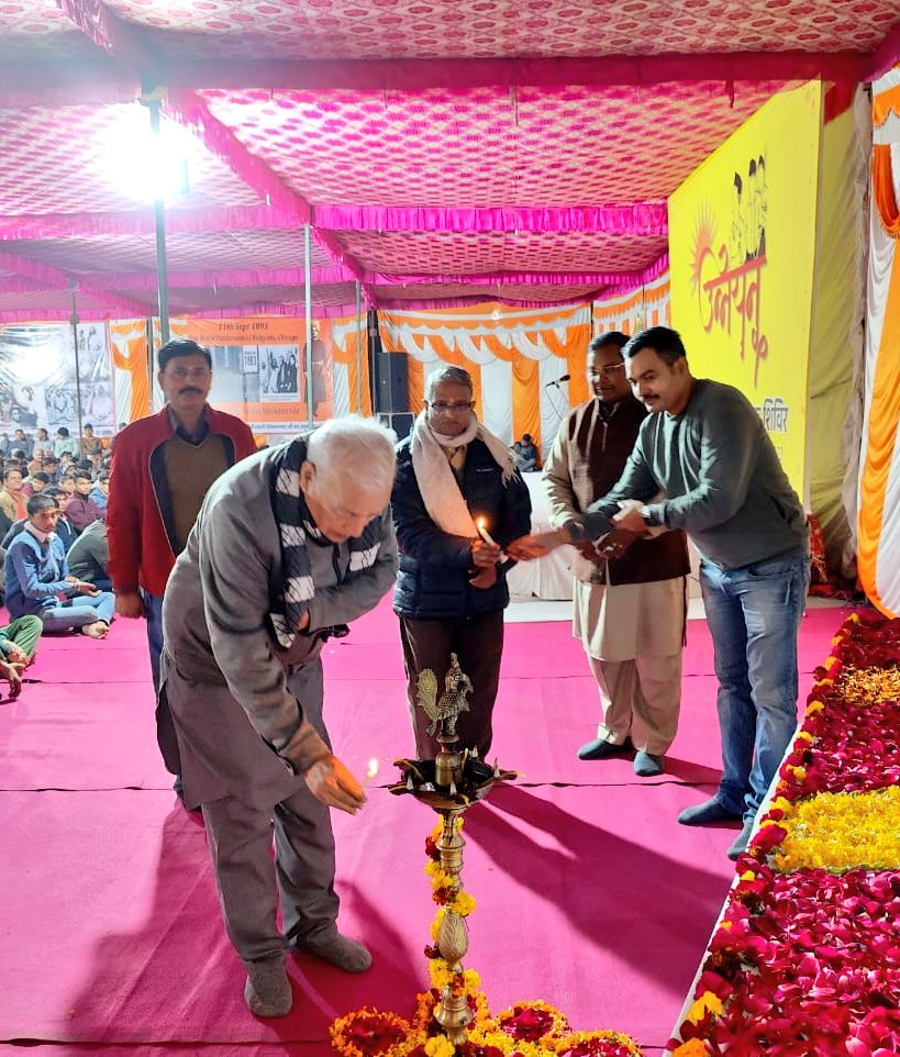 ShankhnaadRSS's tweet photo. राष्ट्रीय स्वयंसेवक संघ गाजियाबाद विभाग द्वारा आयोजित तीन दिवसीय शीत शिविर 'उन्नयन' आज 20 Jan से प्रारंभ होकर 22 Jan तक चलेगा, शिविर मे लगभग 800 गटनायक भाग ले रहे हैं।
शिविर का उद्घाटन क्षेत्र प्रचार प्रमुख श्री पद्म सिंह ज़ी के उद्बोधन से हुआ।
@singhpadamrss
#Unnayan https://t.co/mOkslDJosm
