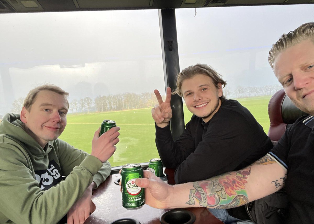 Berne1978's tweet photo. Met de #beatbuzz onderweg naar @psv Met @koenrelax #psvvit #proost #eendrachtmaaktmacht https://t.co/f2MPjZgvvf