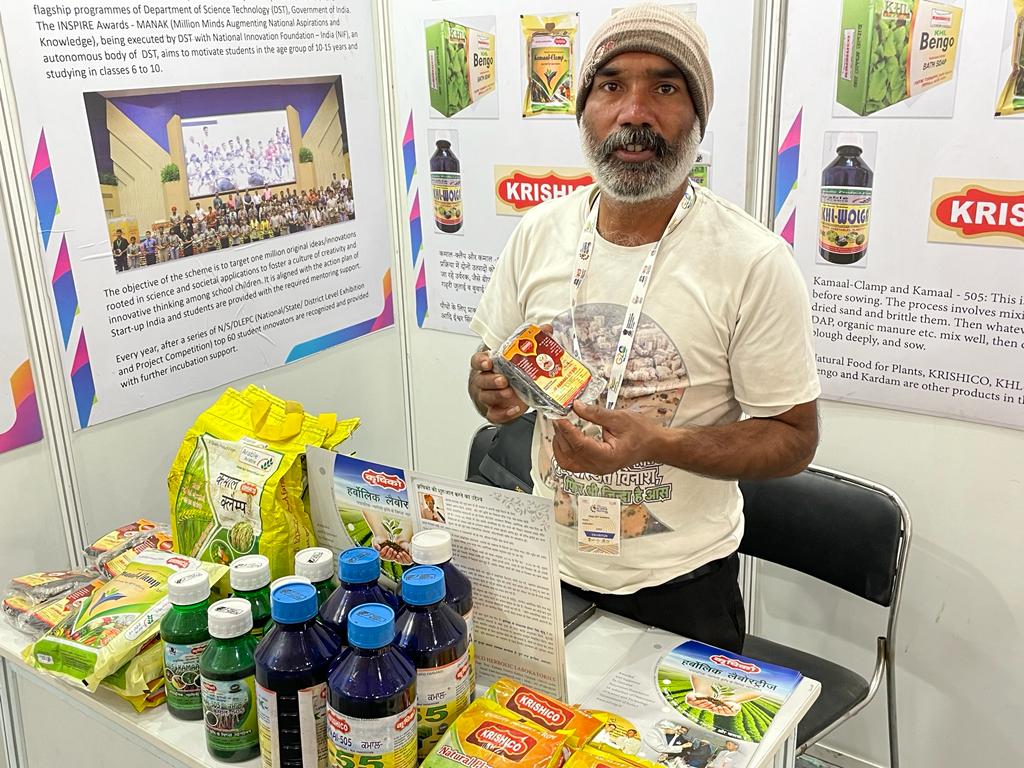 NIF is showcasing grassroots & student creativity based innovations at Mega Science & Technology Exhibition during #IISFBhopal 2022 :Extra long ~ 200 cms variety of bottle gourd, organic farming, Banana Fiber products, golden embossing machine, Eco-friendly toys & Modified boiler