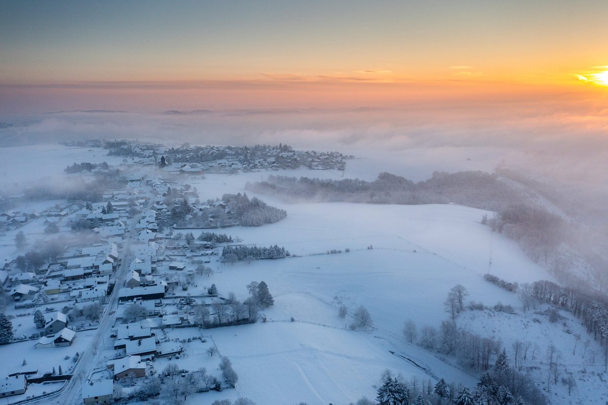 Ein traumhafter Wintermorgen über der Rureifel in Hürtgenwald-Vossenack bei fast -10 Grad und 20 cm frischem Schnee

#eifel #Sonnenaufgang #sunrise #dream #Winterwonderland