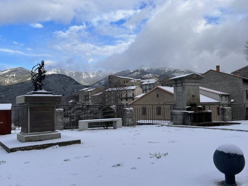 Cumunadicuzza's tweet photo. Sottu à a nevi ❄️❄️❄️ #cuzzà #cozzano https://t.co/YC191XE6ts