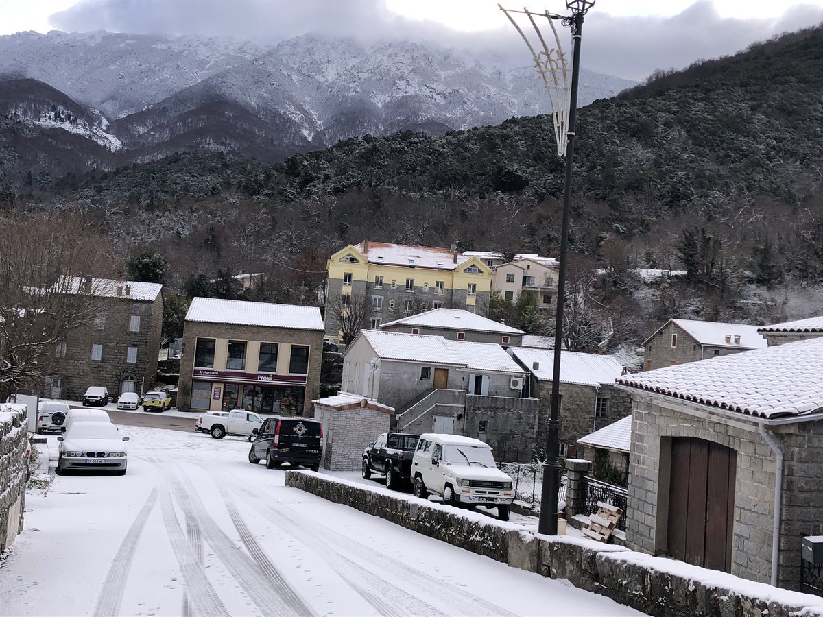 Cumunadicuzza's tweet photo. Sottu à a nevi ❄️❄️❄️ #cuzzà #cozzano https://t.co/YC191XE6ts