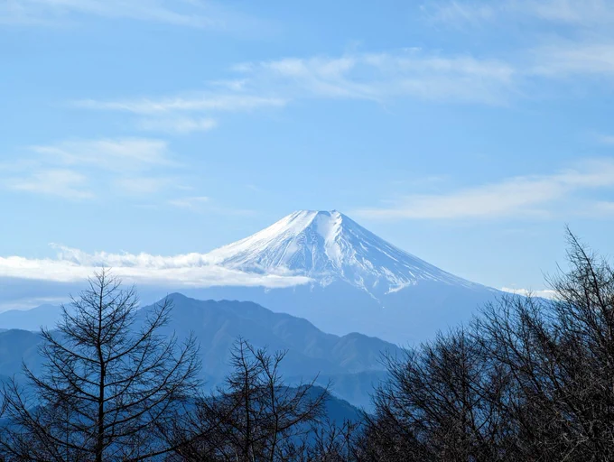 Pixel7proの5倍ズームがめっちゃ便利だった。富士山の登山道もくっきり見えるんだね2枚目0.5倍からの3枚目5倍 