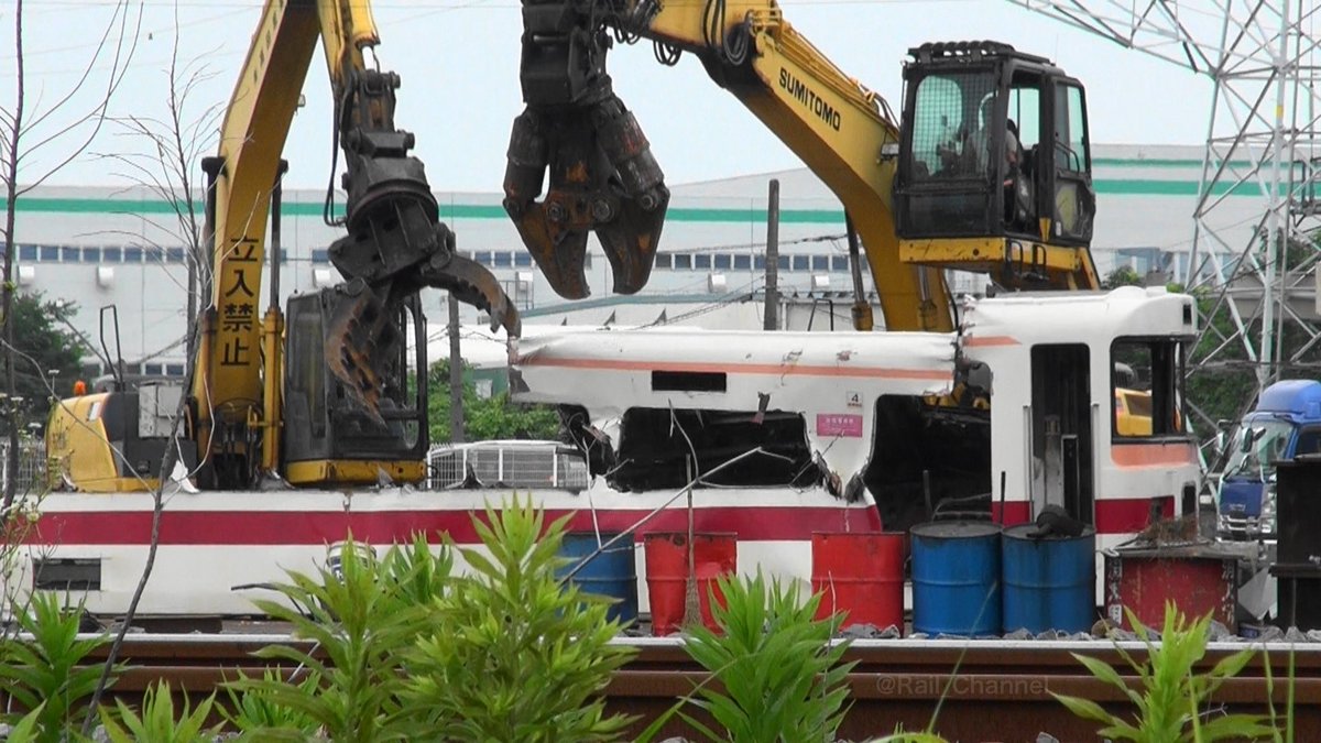 Rail_Channel's tweet photo. 2022.7.19の #北館林 その3
#353F 353-1号車 解体。今になって追加画像4枚

#350型 #1800型 https://t.co/nzHgrf8quP
