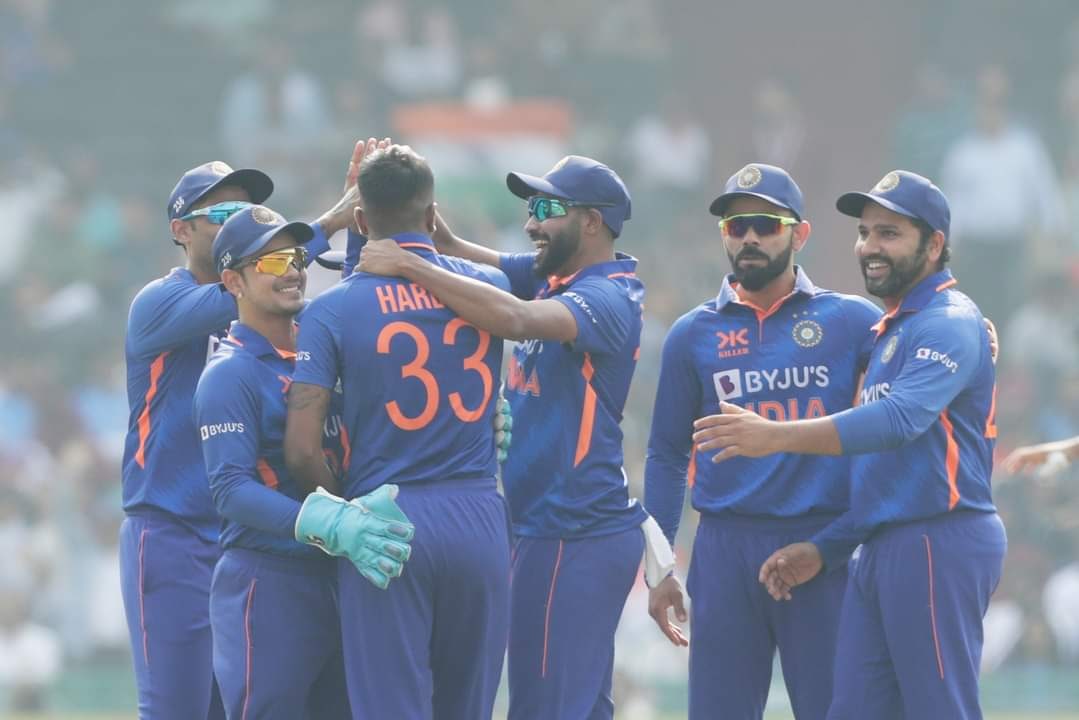 MustafaKhanO7's tweet photo. #TeamIndia are making merry &amp; how! 👍 👍

It's raining wickets 👏 👏

Vice-captain Hardik Pandya &amp; Shardul Thakur have joined the wicket-taking party 🎉 🎉

New Zealand 15/5 

Follow the match ▶️  https://t.co/hwBlWZbHsD 

#INDvNZ https://t.co/767Om4QdgQ