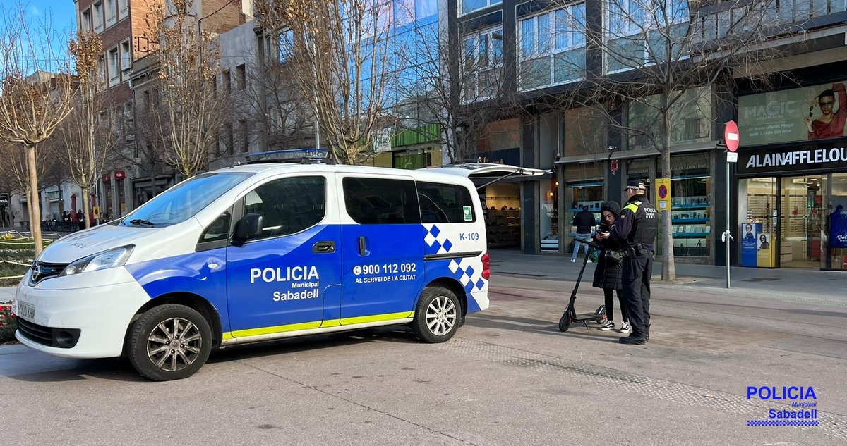 📢Aquest cap de setmana
🛴Continuem amb la campanya de control de ciclistes i vehicles de mobilitat personal (VMP)👮‍♀️coordinada amb <a href="/transit/">Trànsit</a>

✅Circula per la calçada
✅Velocitat màxima de 25 Km/h
✅Una persona per VMP
✅De nit porta llums i elements reflectants

#Sabadell