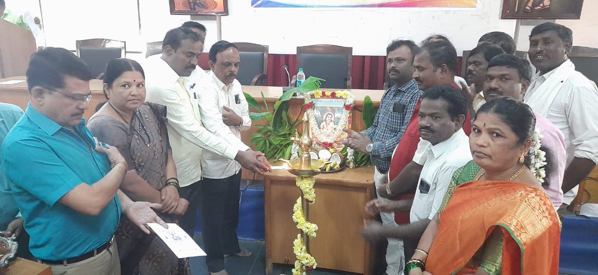 KSGBJP's tweet photo. ಶಿಕಾರಿಪುರದಲ್ಲಿ ನಡೆದ ನಿಜಗುಣ ಅಂಬಿಗರ ಚೌಡಯ್ಯ ಜಯಂತಿ ಕಾರ್ಯಕ್ರಮ.
ಕಾರ್ಯಕ್ರಮದಲ್ಲಿ ಪುರಸಭೆ ಅಧ್ಯಕ್ಷರಾದ ರೇಖಾಬಾಯಿ ಮಂಜುನಾಥ್, ಸಮಾಜದ ಅಧ್ಯಕ್ಷರಾದ ಬಸವರಾಜಪ್ಪ, ಉಪನ್ಯಾಸಕರಾದ ಪರಮೇಶ್ವರಪ್ಪ ತಹಶಿಲ್ದಾರ್ ಕವಿರಾಜ್ ಮತ್ತಿತರರು ಭಾಗವಹಿಸಿದ್ದರು.

#AmbigaraChoudayya #bsybjp #byrbjp #byvbjp #shikaripura https://t.co/C3iOROImZe