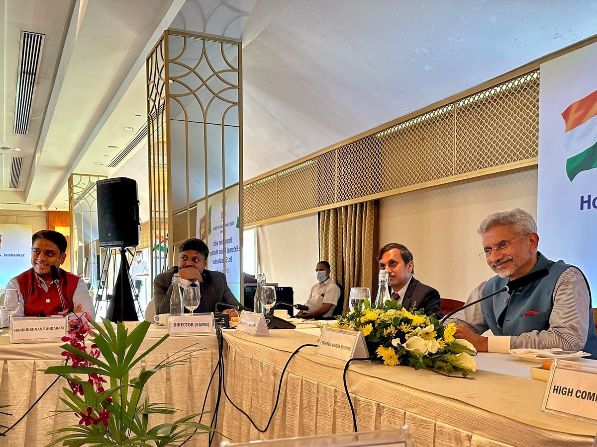 Lighter vein moment captured during an interaction with <a href="/DrSJaishankar/">Dr. S. Jaishankar</a>!! What precision and no mincing of words. Inspiring indeed 🙏<a href="/IndiainSL/">India in Sri Lanka</a>