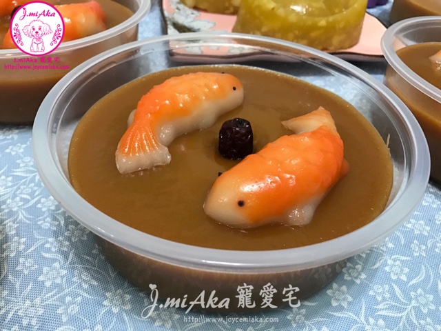 年糕 Niángāo หรือ เหนียนเหนียนเกา 粘粘糕 ขนมเหนียว  แปลตรงตัวว่าขนมนึ่งฉลองปีใหม่ เป็นอาหารประจำเทศกาลตรุษจีน

รูปทรงขนมขึ้นกับภาชนะที่ใช้ บ้านเราเรียกขนมเข่ง 
คำนี้พ้องเสียงกับวลี “เหนียนเหนียนเกา 年年高 ซึ่งมีความหมายว่า สูงส่งยิ่งขึ้นทุกๆปี จึงมีความหมายที่เป็นมงคล