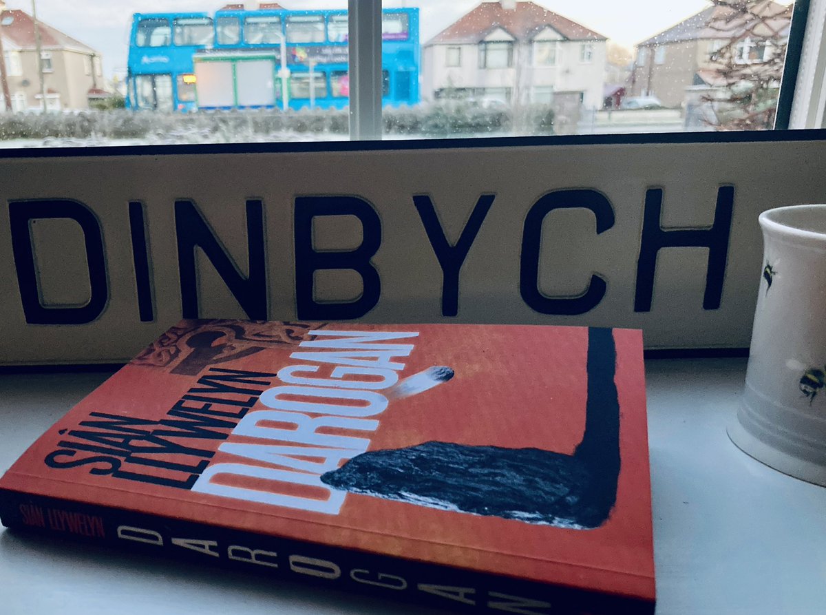 Panad a Darogan @llywelyn_sian @CarregGwalch @NiaRoberts3 cyn i betha' brysuro acw! #llyfrynlle #carudarllen
ôl nodyn - pawb angen ffrind fel Casi