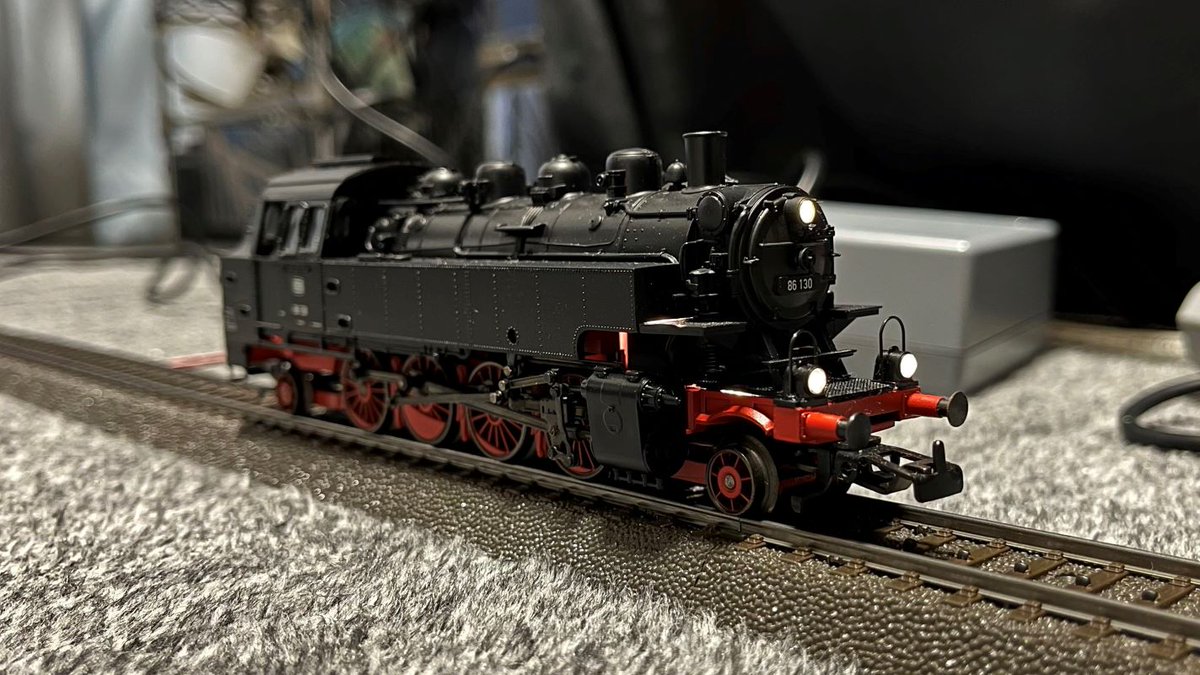 baranban2525's tweet photo. メルクリンのBR86のライトをLED化
テンダー側のライト位置が片寄っているので光具合が違うの何とかしないと
そのうちユーチューブにあげたいな
#メルクリン
#Märklin
#鉄道模型
#HOゲージ
#BR86 https://t.co/Pe9zGXNRLy