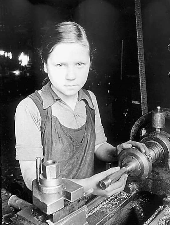 «Блокадная Джоконда» 15 летняя Вера Тихонова - токарь 3-его разряда. Выполняла полторы взрослые нормы в блокадном Ленинграде. СССР. 1941-1944 гг.