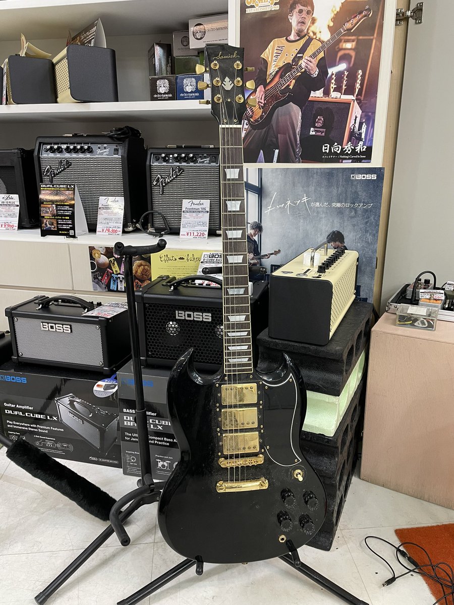 takeda_music's tweet photo. 何やら変わった中古が入荷…🎸
ただボリュームを絞っても音が出続けるわアース落ちてないわで電装系総とっかえかなぁ…
#タケダ楽器 #中古楽器
#エレキギター #中古ギター
#samick
#北海道 #北見市 #楽器屋
#オホーツクTwitter会 https://t.co/mJDsIEVTlW