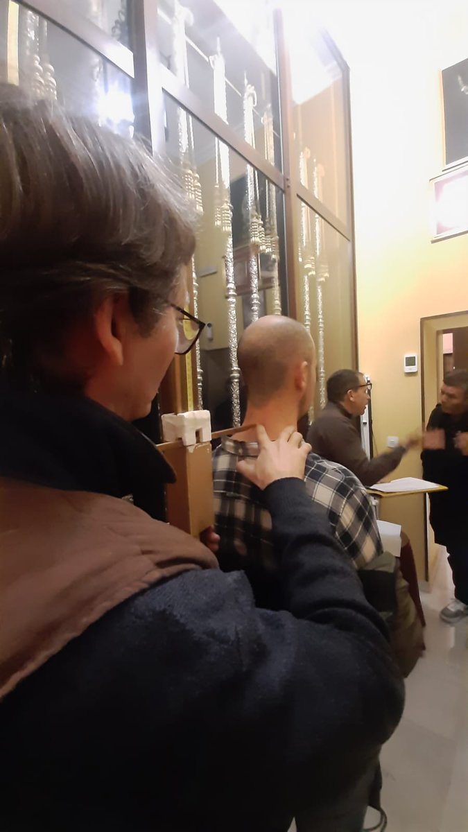 Anoche tuvo lugar la igualá de la cuadrilla de la Virgen, a la que acudieron más de 80 nuevos aspirantes. 
En homenaje a NHD Carlos Morán, fallecido en 2020, se utilizó el carlometro, manejado por su hijo.
Que María Stma de los Dolores y Misericordia los proteja a todos.