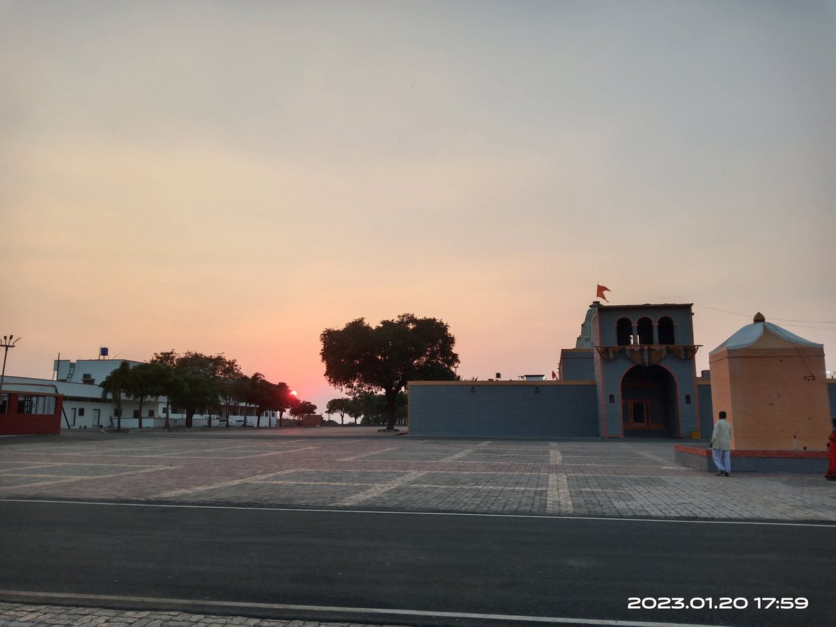 Bhagwaangad's tweet photo. #Sunset #clicks #sunsetclicks #Bhagwangad @Bhagwaangad @NamdevShastri @ShriBhagwangad @bhagwangad1008 https://t.co/mmBjHHRLfX