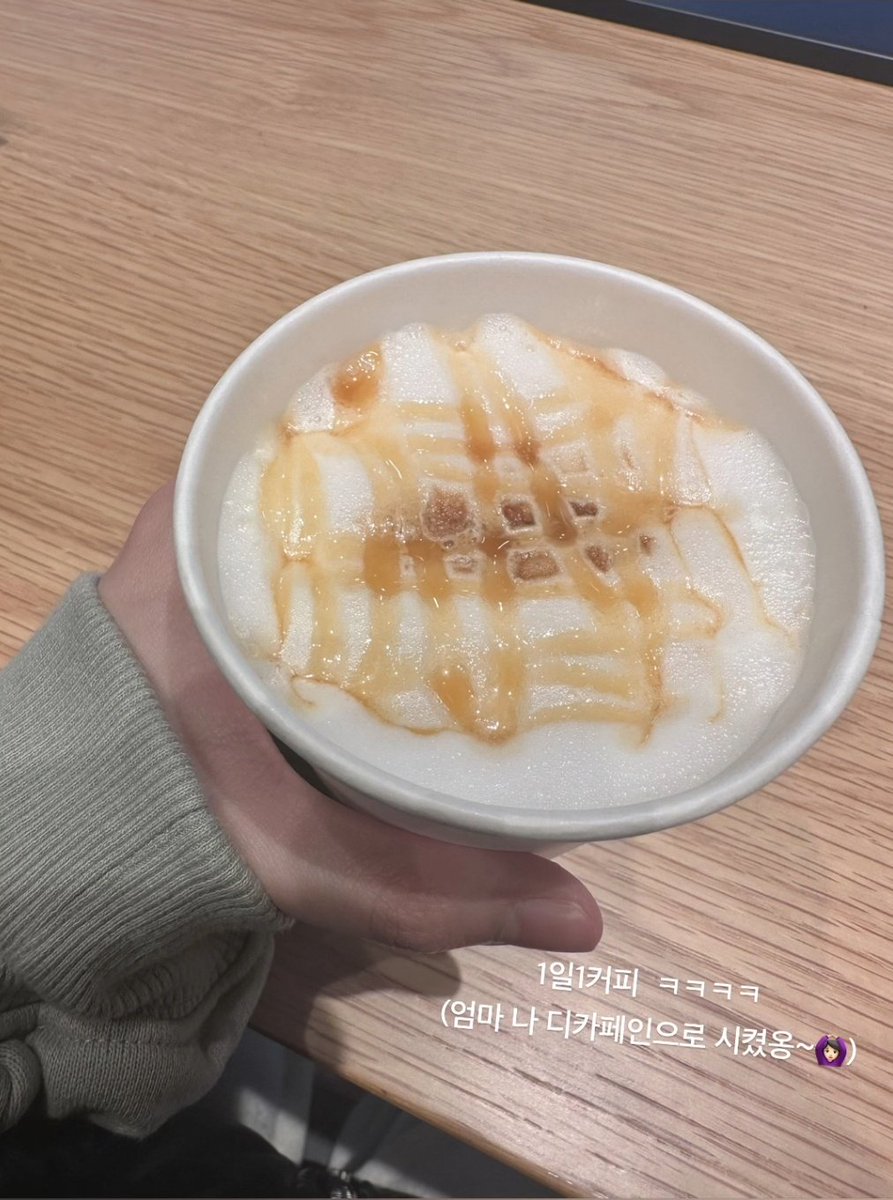 • WEVERSE •

" Um café por dia haha (mãe, eu pedi descafeinado 🙆‍♀️)"

#Yiren #イロン #王怡人 #이런
#EVERGLOW #에버글로우 #エバーグロー <a href="/EVERGLOW_twt/">EVERGLOW(에버글로우)</a>
