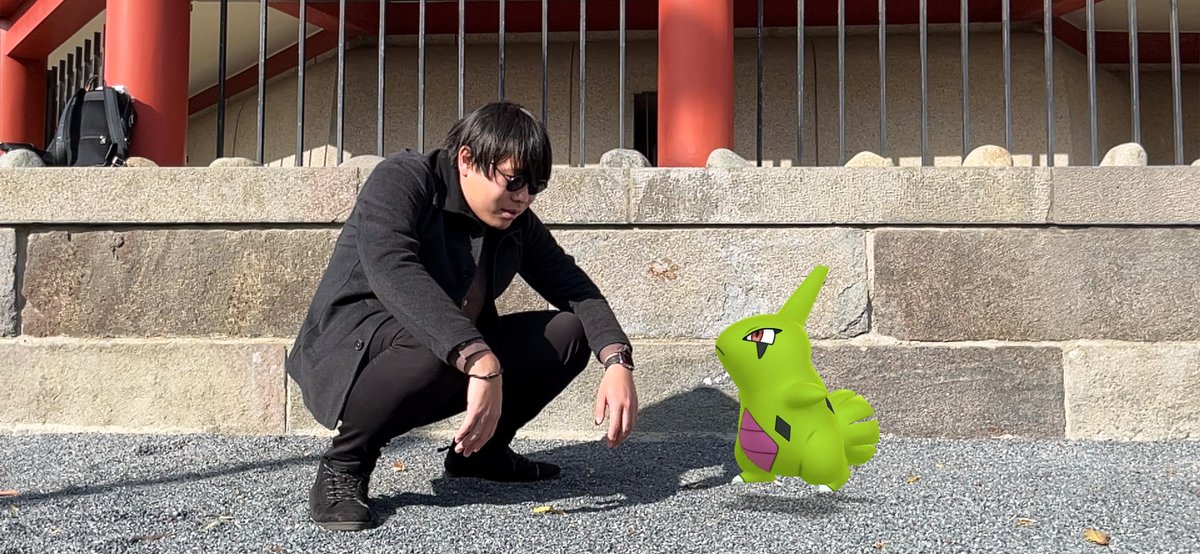 kuuma_photos's tweet photo. チンピラとガキ大将

😎「威勢がえぇの〜、兄ちゃん」

🦖「お前が先にぶつかってきたんだろ！」

Special thanks📸
すかい。(@skypoke_ar)さん
#PokemonGOCommunityDay 
#ARofTheDay #GOsnapshot https://t.co/DdNKVeGBJv