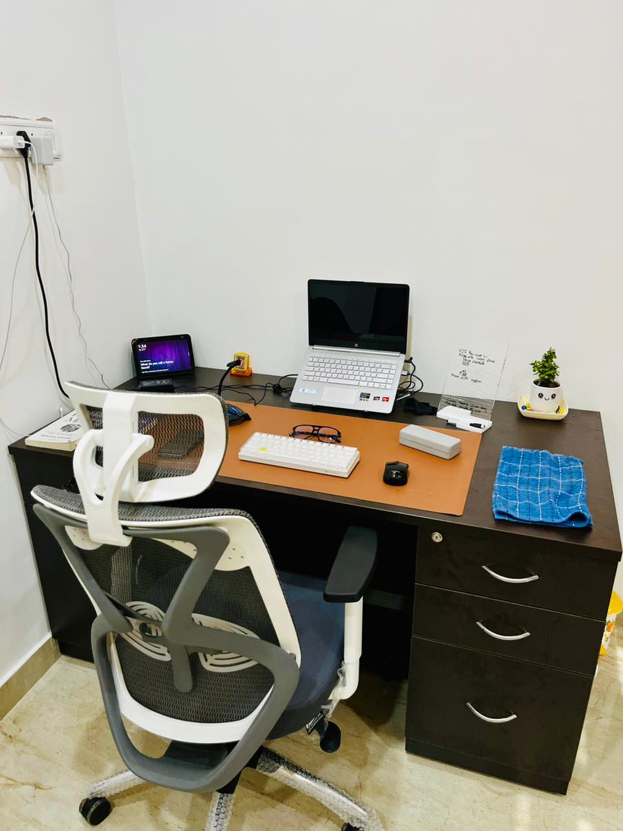 My work setup is where I come alive. ❤
#digitalmarketing #worksetup #adarsharya #productivity