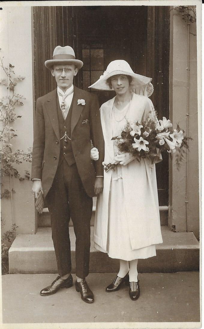 💕Love this💕
Aren’t this couple just so beautifully dressed!💒🌸👒🎩
Everything is absolute perfection & those shoes! 🤩 #Hats 
#Wedding #VintageWedding 
No printing or writing on the back sadly but I just love this #OldPhotos 💒Does anyone recognise them?🌸  #FamilyHistory