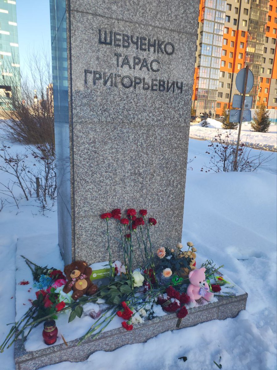 В Новосибирске у памятника Тарасу Шевченко продолжают появляться цветы

tayga.info/180450