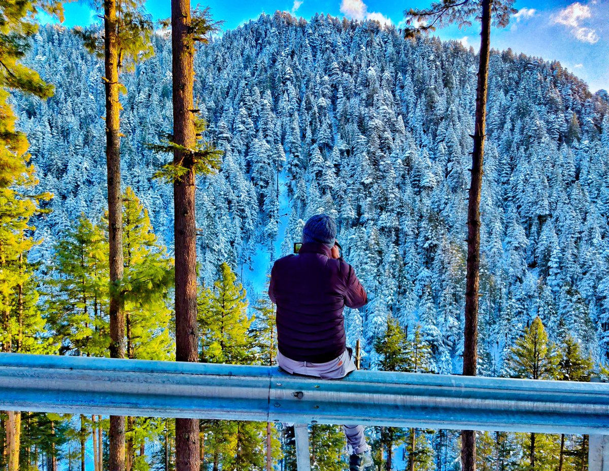 Mustafa_Khan313's tweet photo. "A good photograph is knowing where to stand." - Ansel Adams 
#mkhanphotography #m_khanphotography #bhaderwah #JammuAndKashmir #JammuKashmir #winters https://t.co/xQCVJ7W0d4