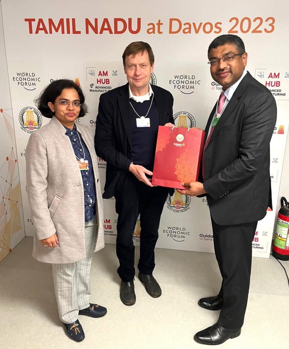 Guidance_TN's tweet photo. The Tamil Nadu delegation met with Mr. Thomas Thune Andersen, Chairperson, Ørsted at #wef23, Davos and discussed investment opportunities in the offshore wind industry in the State.

#TNatDavos2023 #FutureOfAdvanced #InvestInTN #MakeInTN #ThriveInTN https://t.co/cll1WvbFnB