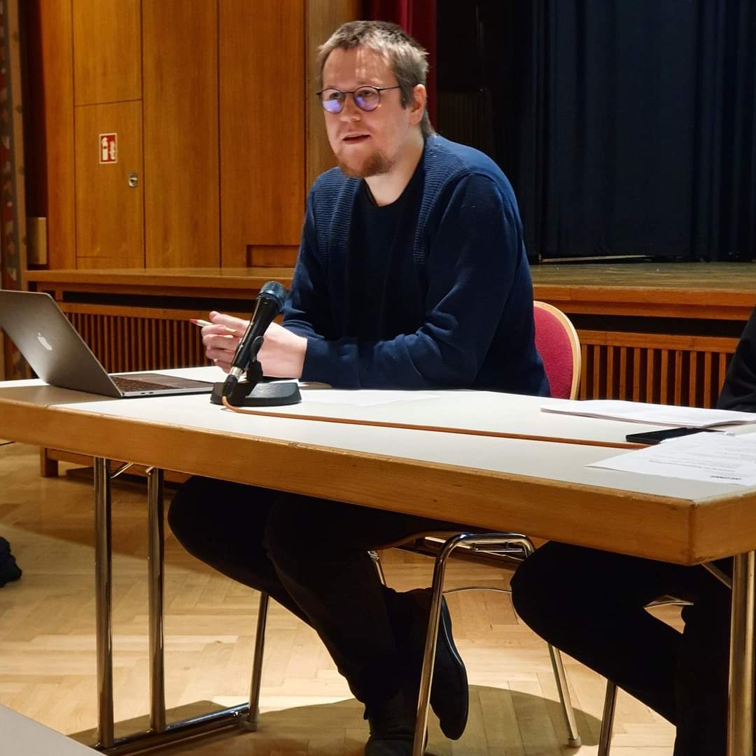 DieLinkeMarburg's tweet photo. Am Donnerstag haben wir den #Programmentwurf zur #ltw23he diskutiert. Marburger Themen wie die Rückführung des #UKGM in öffentliches Eigentum sind drin, ebenso ein klares Bekenntnis für Gerechtigkeit und einen echten sozialökologischen Umbau.
▶ Zur PM: https://t.co/JTXjfdK6go https://t.co/VDEfwMyTa2