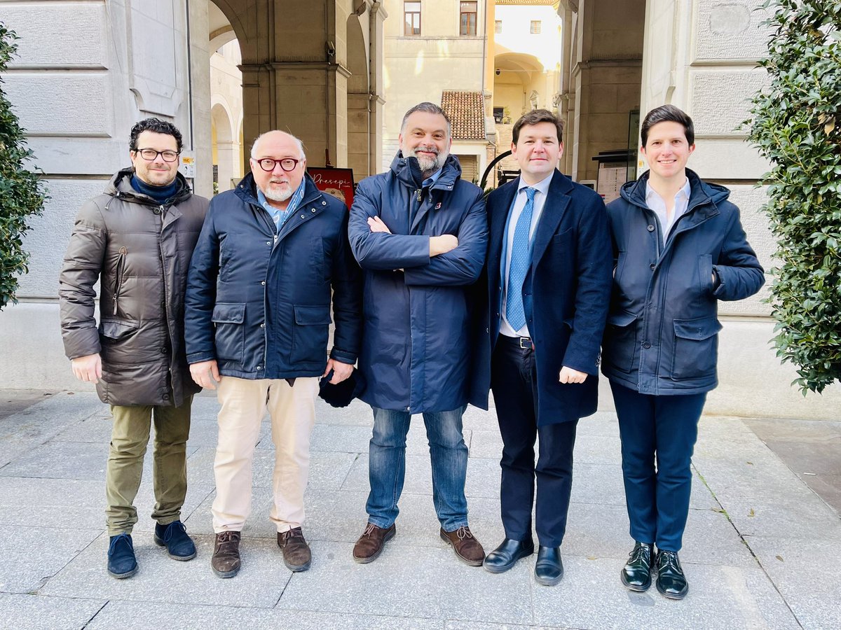 In Comune a Padova pronti per il Convegno “Comunità e Reti” il #sociale in dialogo con la #politica organizzato dal Dipartimento Provinciale di <a href="/FratellidItalia/">Fratelli d'Italia 🇮🇹</a> Padova 🇮🇹 <a href="/decarlosindaco/">luca de carlo</a>