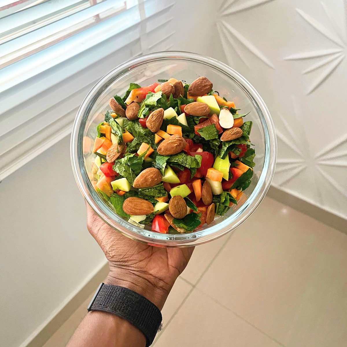 thekemioyedepo's tweet photo. Fresh Ugu/pumpkin leaf salad 🥗
So yum 😋
Ugu/pumpkin leaf.
Bell peppers
Carrots
Apples
Almonds (optional)
Olive oil dressing
Try it out, if you can. Very simple and way to create!
#kemioyedepo #madeathomewith❤️ #mrsoyedepojnrskitchen👩🍳 https://t.co/uBAa99GgI7