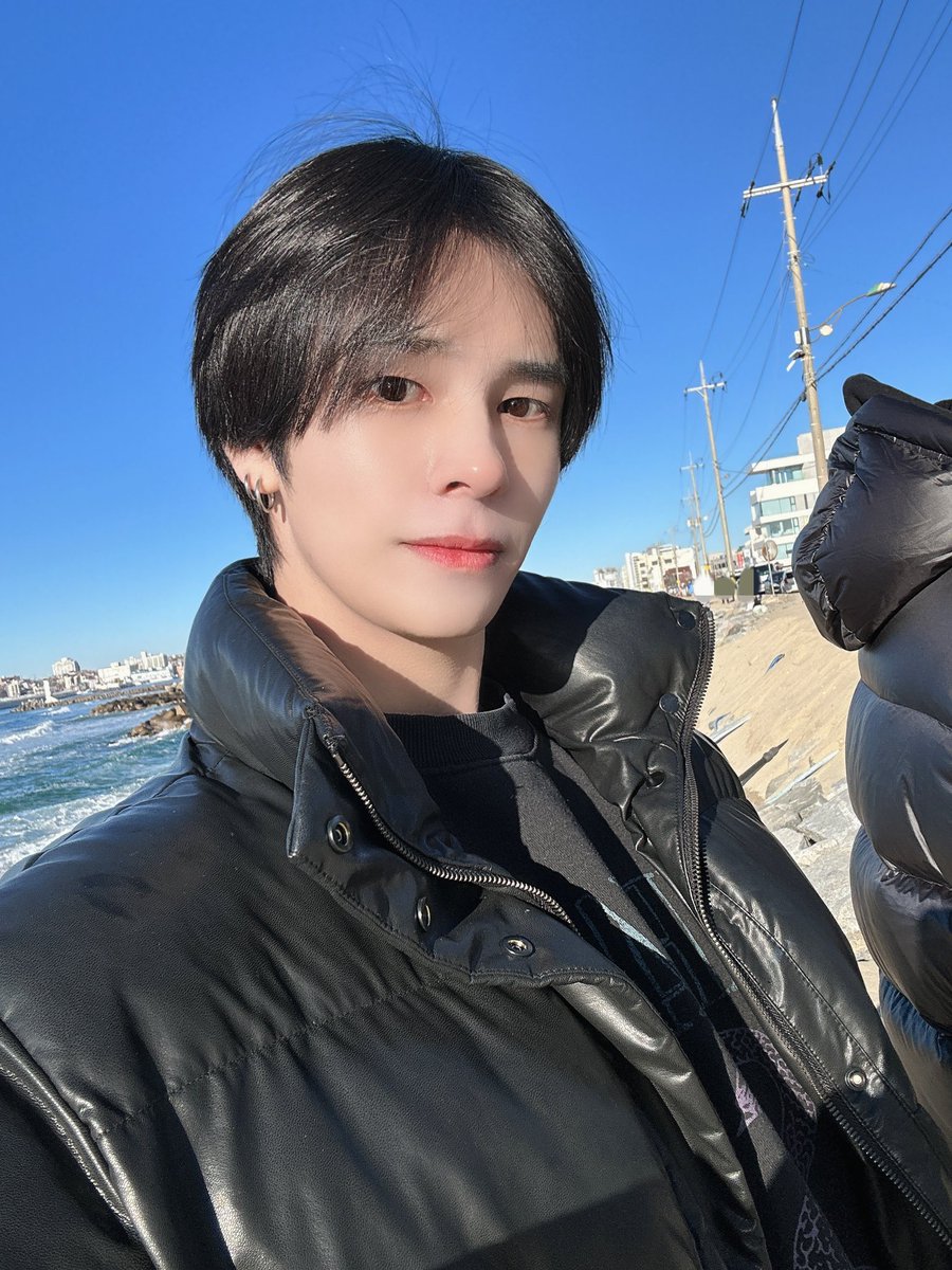 kdhdef's tweet photo. seokhwa, ateez wooyoung and cravity serim went on a beach trip together ahhh this is so cute 🥺🌊 https://t.co/ZOouCUtDhM