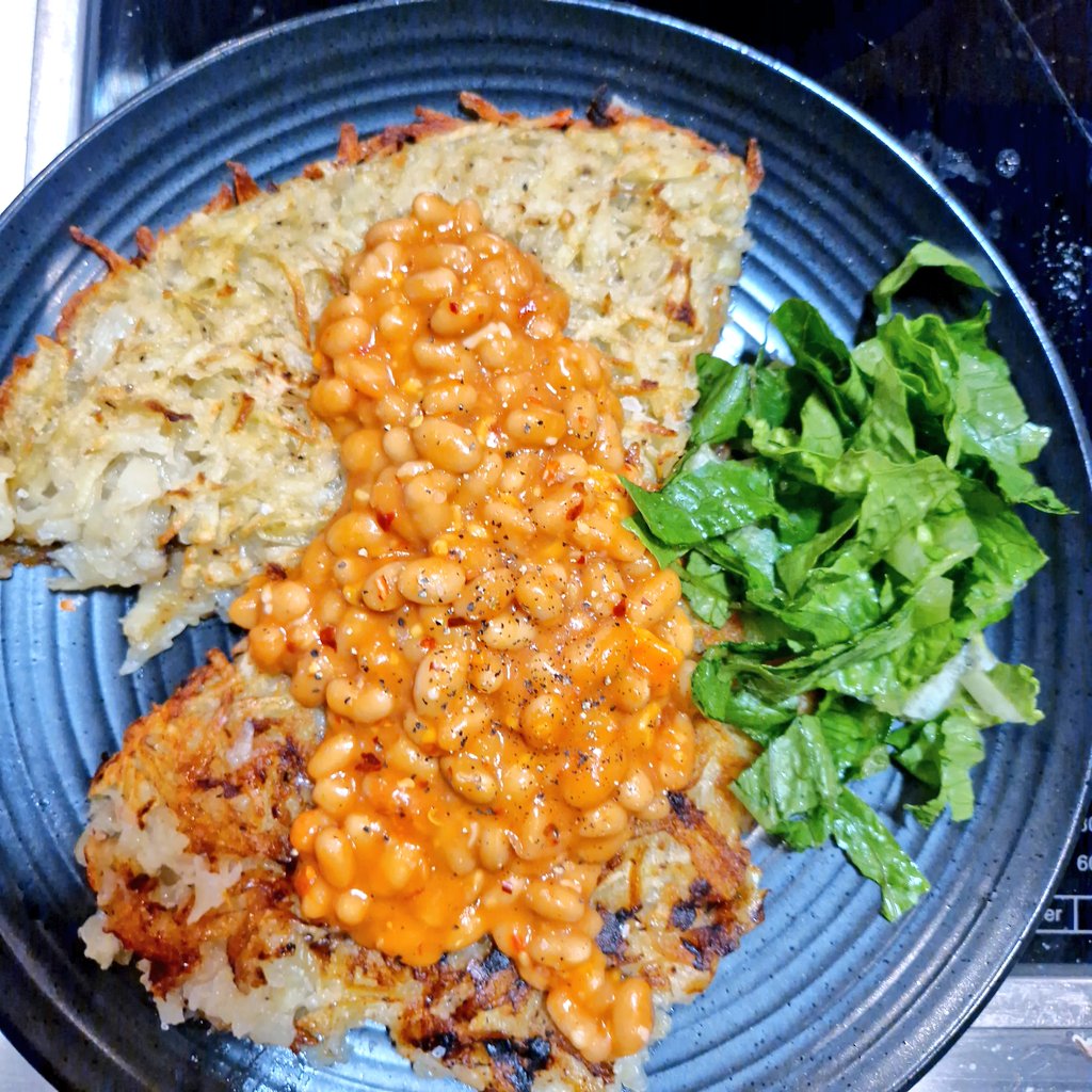 ChubbieVegan's tweet photo. I made a GIANT hashbrown and served it with spicy and vegan cheezy beans. So yummy!

#Vegan #meatfree #eggfree #dairyfree #whatveganseat #veganfood #plantbased #hashbrown #breakfast #brunch https://t.co/evwtWkEWQi