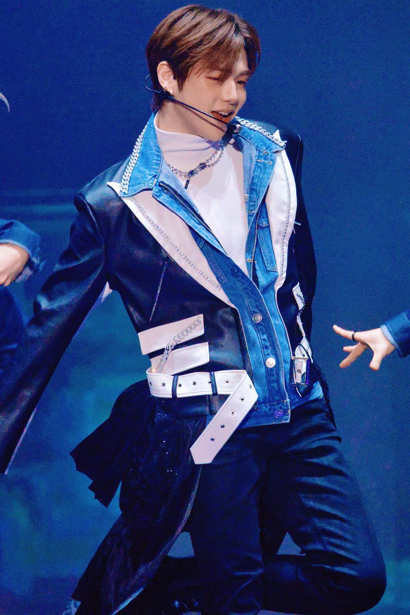 bef_dk's tweet photo. ㅋㅋㅋㅋㅋㅋ리허설때 상의 단추 꼭꼭 채운거 ㄱㅇㅇ https://t.co/PWsucl77WP