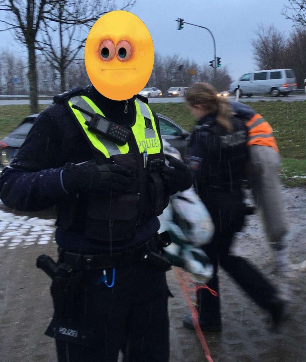 ✊ Abseilaktions Installation 
Strawbags against STRABAG — Solidarität von Lützi bis zum Fecher!
"Hab'n die da oben nur Stroh oder Scheiße in ihrem Kopf?"

Am 19. gab es eine Soliaktion der Strohpuppe "Strohbi" auf der Brücke über der A46 auf der L116.