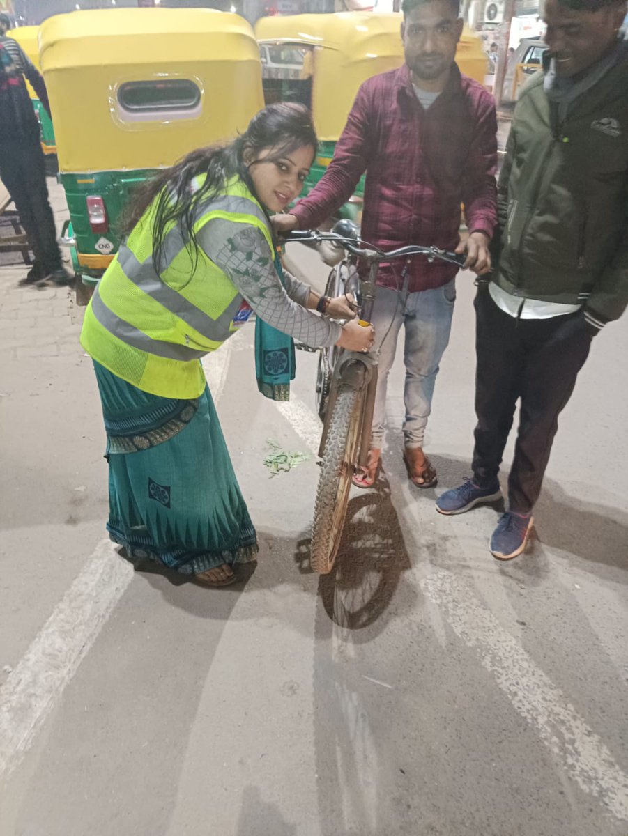 RSOGurgaon's tweet photo. #ReflectiveGurugram अभियान।
#TrafficGGM और #RSOGurugram टीम के  सदस्यों ने आज ओल्ड गुरुग्राम एरिया में साइकिल और रिक्शा पर रिफ्लेक्टिव टेप लगाई ताकि रात और धुंध में दूर से दिखाई पड़े और हादसों से बच सकें। @IGtraffic_hry @DC_Gurugram
@cmohry
@DGPHaryana @police_haryana https://t.co/zDFsMEfUQw