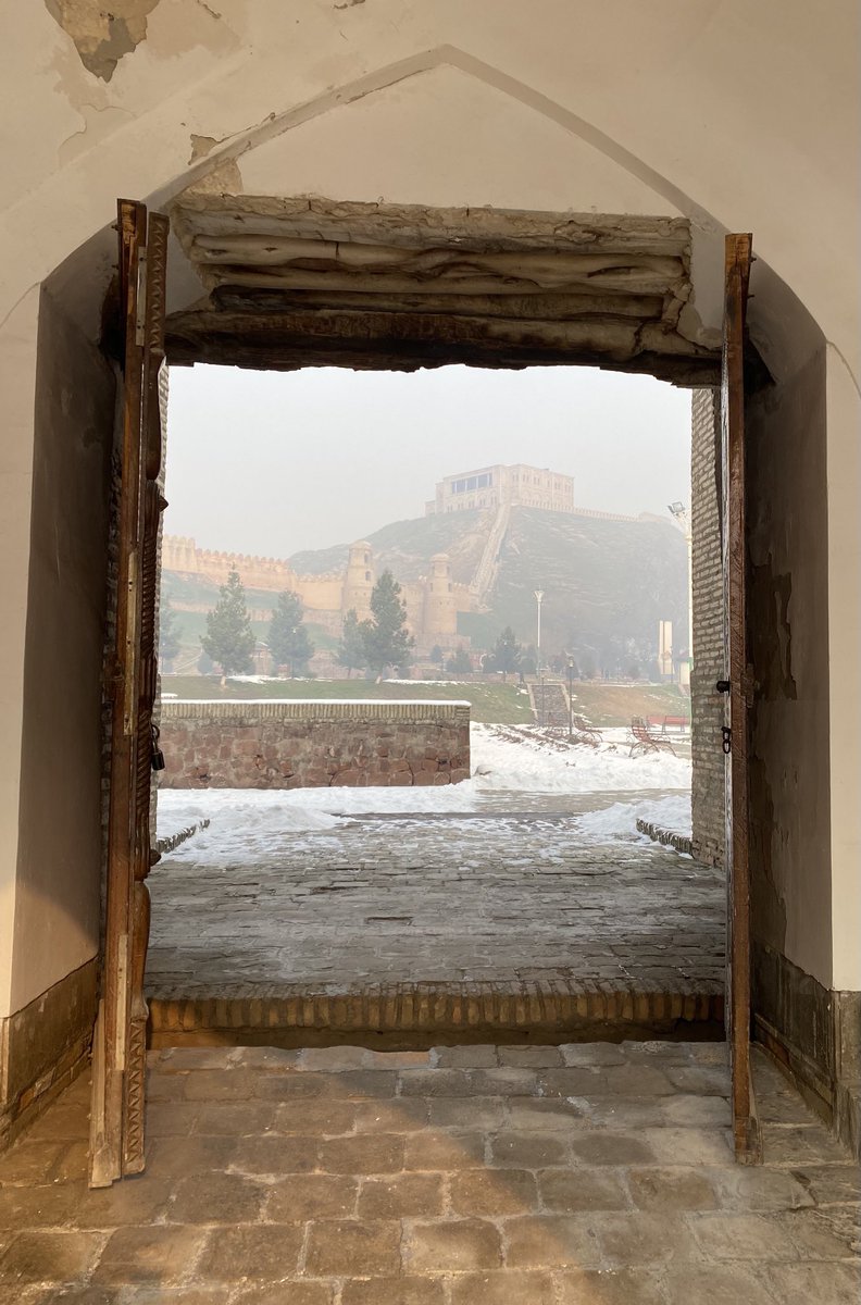 Cyrus le Grand, roi des Perses et des Mèdes, est passé par cette porte en -530; il étend encore l’empire des Achéménides. 200 ans avant Alexandre le Grand. Bactriane et Sogdiane. Forteresse de Hisor au Tadjikistan.