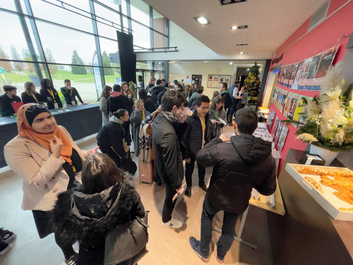 #Jeunesse 👍
🗓 Aujourd'hui à Ingré (#Loiret), le <a href="/CRJCentre_VDL/">Conseil Régional de la Jeunesse Centre-VdL</a> tient sa premièe session menée par le nouveau bureau et la nouvelle-coprésidence, en présence ce matin de la Vice-Président <a href="/CaroleCanette/">Carole Canette</a> 👥

1/2 ⤵️