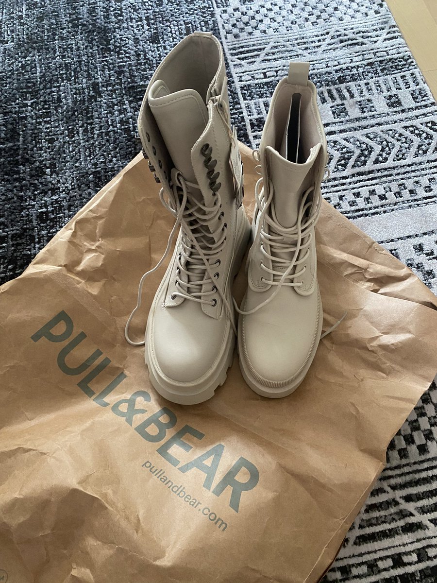 nrsbyrl's tweet photo. Pull and beardan bot sipariş ediyorum 20 gün gelmesini bekliyorum bot geldiğinde 2 farklı bot ulaşıyor elime bu ne şimdi böyle iş mi olur @pullandbear https://t.co/MSRkQ6rARE