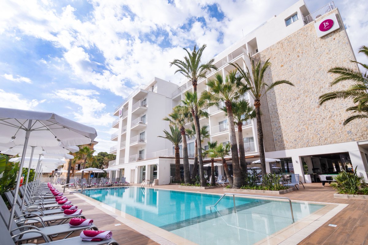 JS_Hotels's tweet photo. Located just 100 metres from the beach, right in the centre of #CanPicafort, #JSYate is one of our more modern family #hotels. With an elegant, Mediterranean style and just a few steps from the promenade and the shopping area, it is the ideal place to discover #Mallorca. https://t.co/XAUeHfGquU