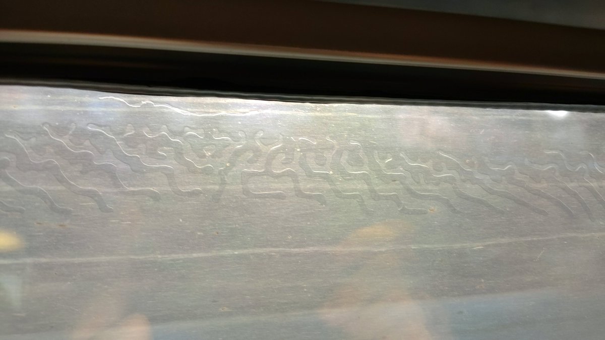 Instabilité de Saffman-Taylor entre la colle et l'air confiné dans la fenêtre d'un TGV (?)