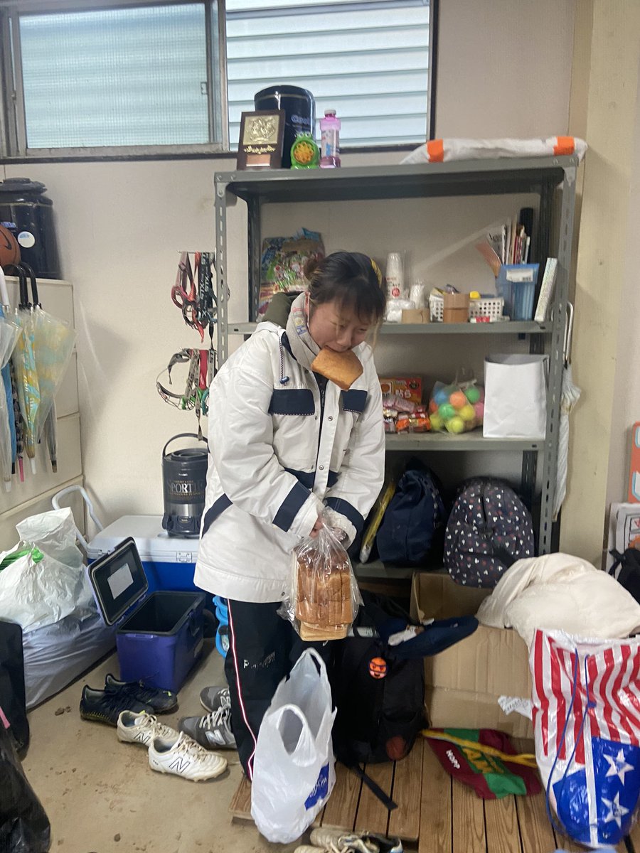 kit_w_lacrosse's tweet image. 1.21 午後練

風なくて天気よくて部活日和☝️めっちゃ寒いけど！！！
今日のbeansに選出されましたのは部室でパンに齧り付くぼぶ沢です︎💕︎

もうすぐテストオフに入るので次の練習が今月ラスト！！！#気合入れてこ

#今日のbean図 #fullofbeans! #工繊 #京都工芸繊維大学 #春から工繊 #ラクロス