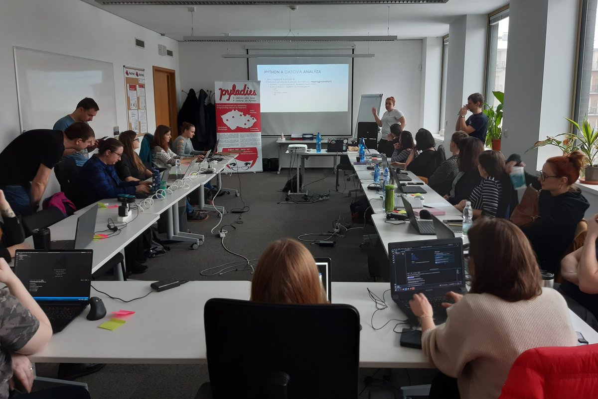 😍 První letošní PyWorking brněnských PyLadies je tu! Sezonu otevíráme stálicí mezi tématy - datovou analýzou 📊
Díky moc lektorce Monice za přípravu a vedení workshopu, koučům za pomoc, @redhatcz za prostory a všem účastnicím a účastníkům, že do toho šli s námi! 💙💛