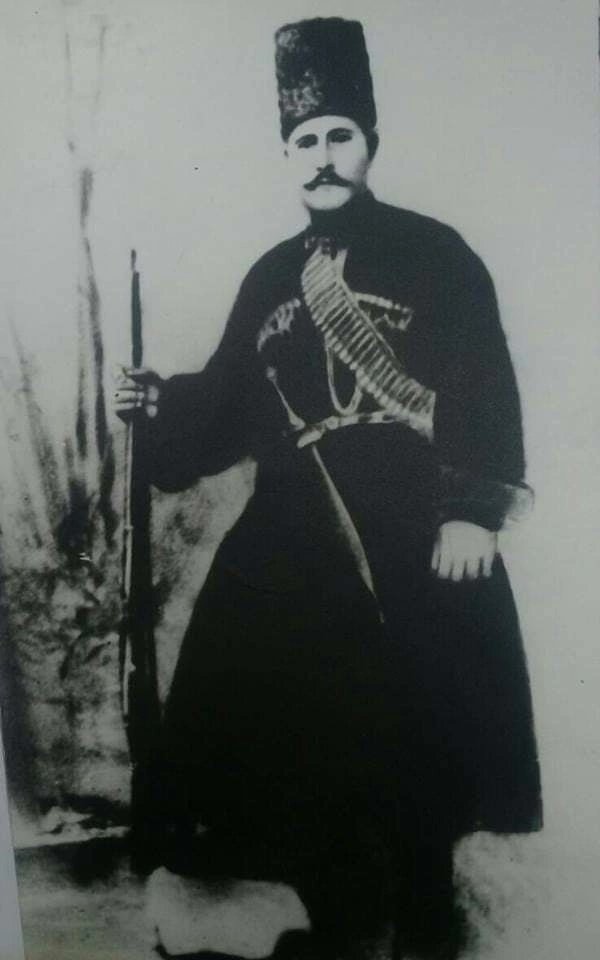 Karapapak Türklerinin halk kahramanı CÖYREOĞLU KARA Borçalı Kızılhacılı'da 1866da doğdu 1918 yılında Borçalı'ya saldıran Taşnakları yoketti Ermeni komünistler bunu unutmadı 1929da hapiste katlettiler 1933de bütün ailesini Kazakistan'a sürdüler.