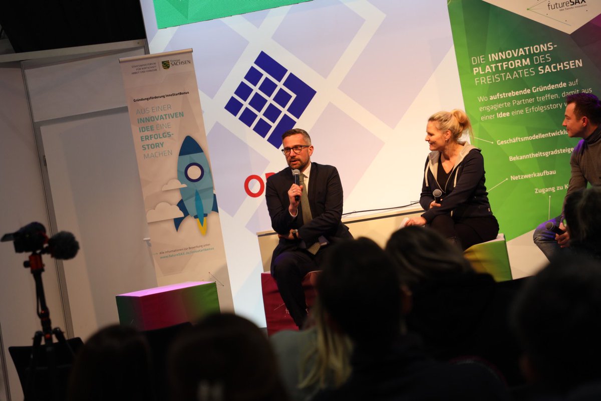 SMWA_SN's tweet photo. 💡@MartinDulig zu Gast bei @futureSAX: Die Innovationsplattform des Freistaat #Sachsen informiert auf der #KarriereStart beim #Gründungsbrunch über Möglichkeiten und Chancen in Sachsen mit einem Start-Up durchzustarten. Mit dem #InnoStartBonus hat Sachsen eine eigene Förderung. https://t.co/JMQg4HKILw