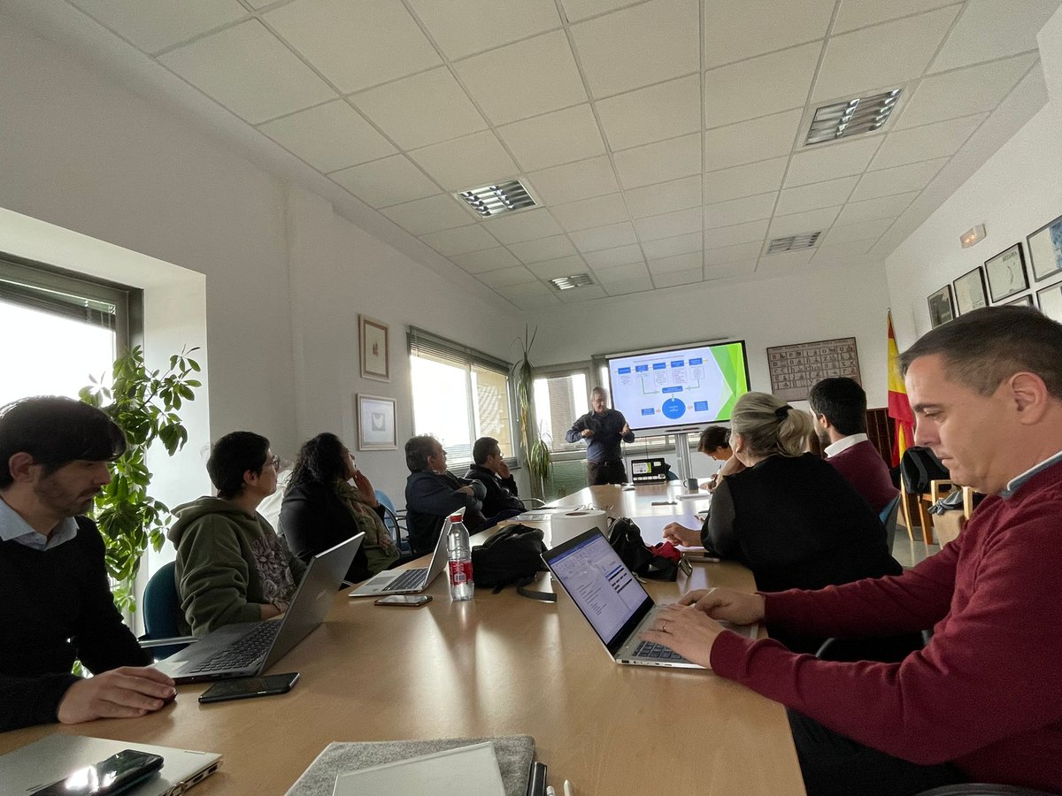 elazarol's tweet photo. ¡Una buena tarde de EDUCACIÓN! Una veintena de profesores de la @FacEducacionCu estuvimos hablando sobre "situaciones de aprendizaje", la LOMLOE y lo importante que es que nuestros alumnos y alumnas aprendan a enseñar competencialmente. #InnovacionUCLM #Cuenca https://t.co/rX4TGsLeFY