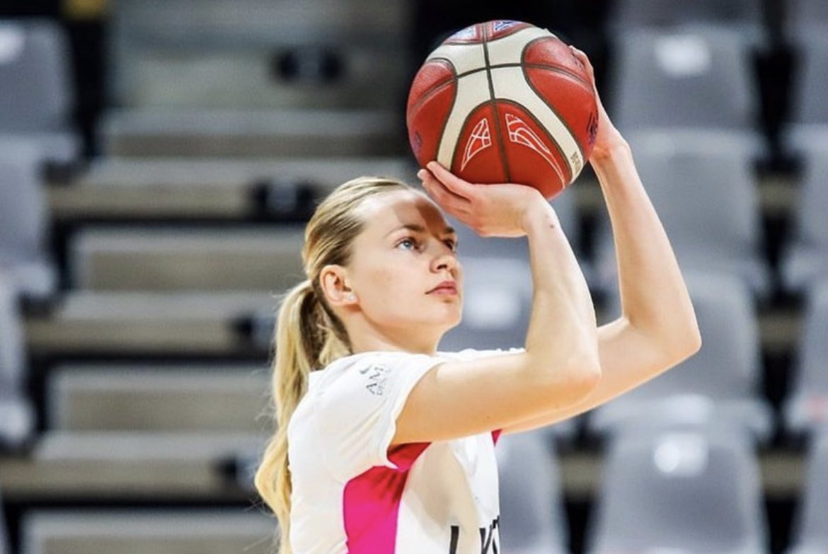 anaislopez23's tweet image. Si hay una jugadora por la que pagarías una entrada, esa es Marine Johannès.

Su talento y creatividad la hacen una jugadora única. Hoy cumple 28 años y vamos a ver un poquito de su magia para celebrarlo.

⬇️👇🏻DENTRO HILO👇🏻⬇️