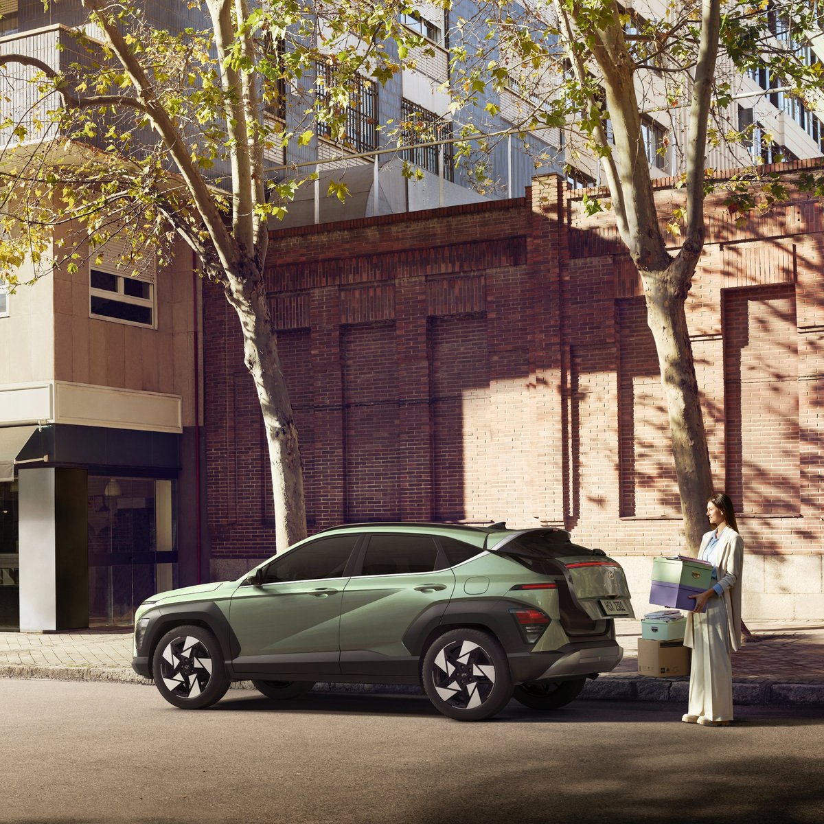 Running through the busy day, sometimes you feel like you need a hand.

Thanks to the #SmartPowerTailgate feature, the all-new KONA will automatically open the trunk, as long as you’re behind the car holding the smart key.
Upscale your everyday life with #TheAllNewKona.

#Hyundai