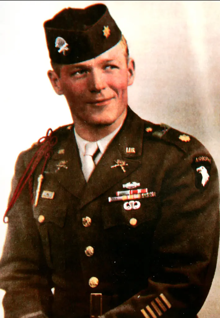Empezando como Teniente para acabar como Comandante del 2º Batallón de la Compañía Easy del 506, perteneciente a la 101 Aerotransportada, aquí os traigo el hilo sobre uno de los personajes que os prometí: Richard Davies "Dick" Winters, cuyo 105º cumpleaños sería hoy. 🧵🧵🧵
