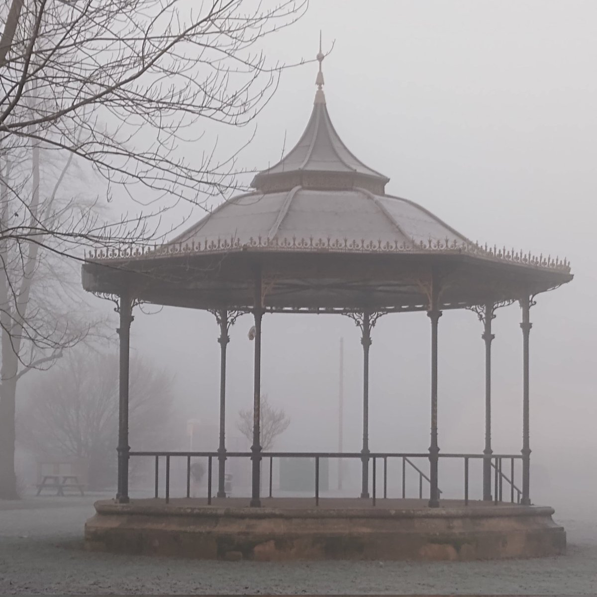 A cold 🥶 frosty ❄️ foggy 🌫️ morning in West Park , Long Eaton.
But I see beauty in these conditions 😊 @LongEatonLife @promderby2 #longeaton #DERBYSHIRE #NOTTINGHAM #erewash #winter #fog #frost #bandstand
